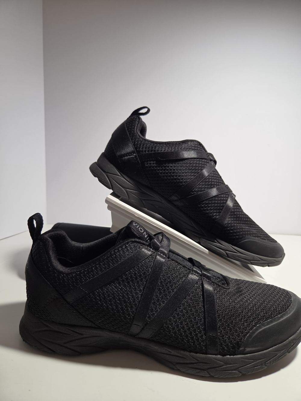 Vionic Olivia Black Women's Slip-On Walking Sneakers Size 9 / EU 41